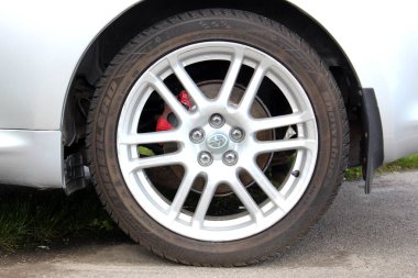 Vinnytsia, Ukrayna; 21 Mayıs 2025. Japon Coupe Scion TC arka tekerleği. Scion TC ön tekerlek fren diski ve kalibre. 