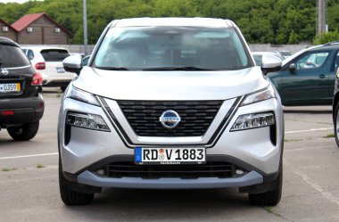 Vinnytsia, Ukrayna; 21 Mayıs 2025. Grey Nissan Rogue 2023 şehir caddesinde. Japon kompakt arazi aracı Nissan Rogue park yerinde. Ön görünüm.