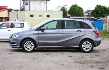 Vinnytsia, Ukrayna; 21 Mayıs 2025. Gri Mercedes-Benz B 200 2017 şehir caddesinde. Park yerindeki Mercedes-Benz B-Sınıfı küçük yönetici arabası. Sağ taraf görünümü.