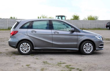 Vinnytsia, Ukrayna; 21 Mayıs 2025. Gri Mercedes-Benz B 200 2017 şehir caddesinde. Park yerindeki Mercedes-Benz B-Sınıfı küçük yönetici arabası. Sağ taraf görünümü.