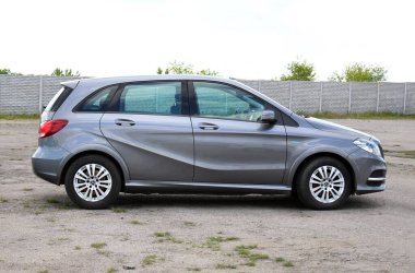 Vinnytsia, Ukrayna; 21 Mayıs 2025. Gri Mercedes-Benz B 200 2017 şehir caddesinde. Park yerindeki Mercedes-Benz B-Sınıfı küçük yönetici arabası. Sağ taraf görünümü.