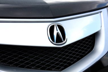 Vinnytsia, Ukrayna; 21 Mayıs 2025. Acura MDX logosu ve amblemi. Lüks SUV Acura MDX radyatör ızgarası. Crome Acura logosunu kapat. Araba kaputundaki Acura amblemini kapat.