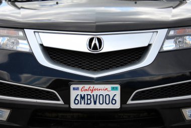 Vinnytsia, Ukrayna; 21 Mayıs 2025. Acura MDX logosu ve amblemi. Lüks SUV Acura MDX radyatör ızgarası. Crome Acura logosunu kapat. Araba kaputundaki Acura amblemini kapat.