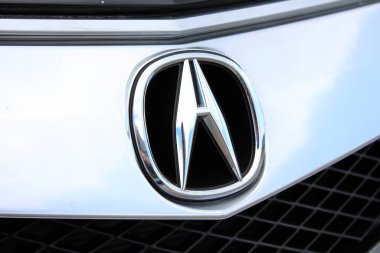 Vinnytsia, Ukrayna; 21 Mayıs 2025. Acura MDX logosu ve amblemi. Lüks SUV Acura MDX radyatör ızgarası. Crome Acura logosunu kapat. Araba kaputundaki Acura amblemini kapat.