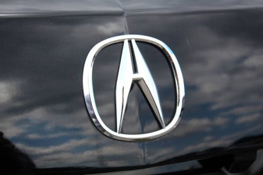 Vinnytsia, Ukrayna; 21 Mayıs 2025. Acura MDX logosu ve amblemi. Lüks SUV Acura MDX radyatör ızgarası. Crome Acura logosunu kapat. Bagajdaki Acura amblemini kapat..