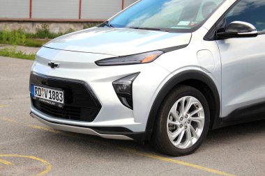 Vinnytsia, Ukrayna; 21 Mayıs 2025. Arabanın ön tarafında gri elektrikli Chevrolet Bolt EV var. Chevrolet Bolt EV ön tampon ve ön tekerlek. Yeni modern elektrikli araba.