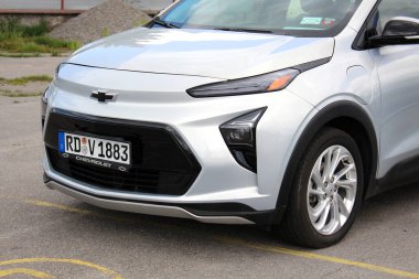 Vinnytsia, Ukrayna; 21 Mayıs 2025. Arabanın ön tarafında gri elektrikli Chevrolet Bolt EV var. Chevrolet Bolt EV ön tampon ve ön tekerlek. Yeni modern elektrikli araba.