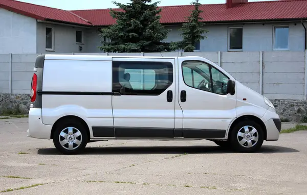 Vinnytsia, Ukrayna; 21 Mayıs 2025. Alman Yolcu Minivan Opel Vivaro şehir caddesinde. Otoparktaki Cargo Van Opel Vivaro. Gri Opel Vivaro. Sağ taraf görünümü.
