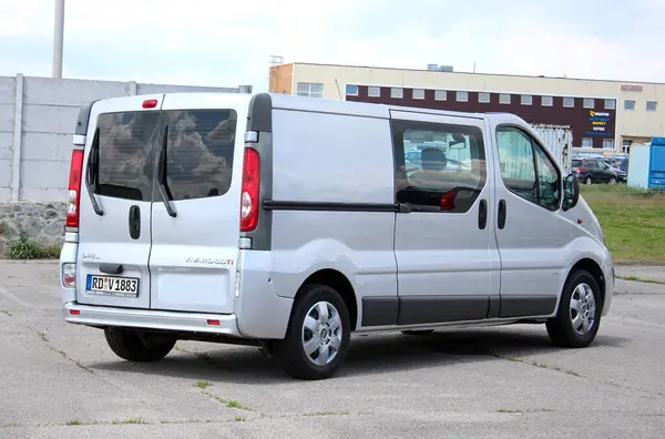 Vinnytsia, Ukrayna; 21 Mayıs 2025. Alman Yolcu Minivan Opel Vivaro şehir caddesinde. Otoparktaki Cargo Van Opel Vivaro. Gri Opel Vivaro. Arka sağ görünüm.