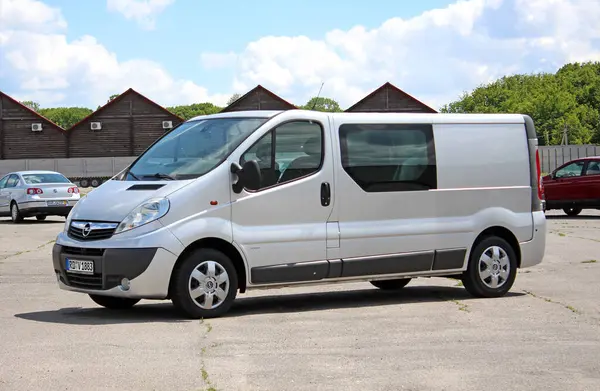 Vinnytsia, Ukrayna; 21 Mayıs 2025. Alman Yolcu Minivan Opel Vivaro şehir caddesinde. Otoparktaki Cargo Van Opel Vivaro. Gri Opel Vivaro. Sağ ön görünüm.
