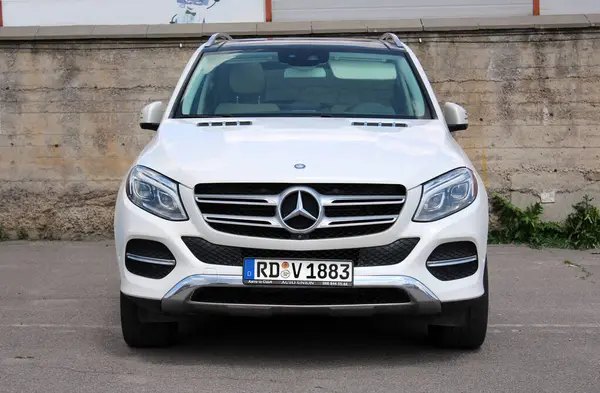 Vinnytsia, Ukrayna; 21 Mayıs 2025. Beyaz Mercedes-Benz GLE-Sınıfı 2017 şehir caddesinde. Park yerinde orta boy SUV Mercedes GLE sınıfı. Sağ ön görünüm.