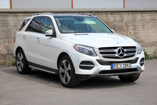 Vinnytsia, Ukrayna; 21 Mayıs 2025. Beyaz Mercedes-Benz GLE-Sınıfı 2017 şehir caddesinde. Park yerinde orta boy SUV Mercedes GLE sınıfı. Sağ ön görünüm.