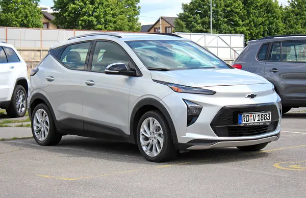 Vinnytsia, Ukrayna; 21 Mayıs 2025. Gri Chevrolet Bolt EV 2024 şehir caddesinde. Yeni elektrikli araba Chevrolet Bolt EV park yerinde. Ön sol görünüm.