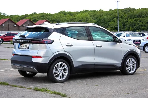 Vinnytsia, Ukrayna; 21 Mayıs 2025. Gri Chevrolet Bolt EV 2024 şehir caddesinde. Yeni elektrikli araba Chevrolet Bolt EV park yerinde. Arka sağ görünüm.