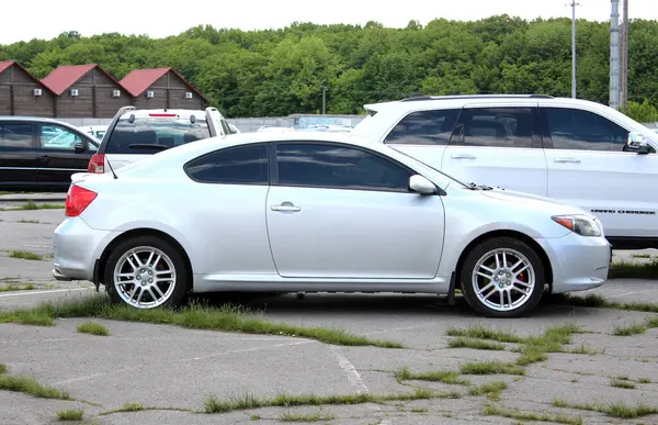 Vinnytsia, Ukrayna; 21 Mayıs 2025. Şehir caddesinde Japon Coupe Scion TC. Park yerinde lüks spor coupe Scion TC. Yan görünüm.