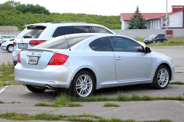 Vinnytsia, Ukrayna; 21 Mayıs 2025. Şehir caddesinde Japon Coupe Scion TC. Park yerinde lüks spor coupe Scion TC. Arka sağ görünüm.