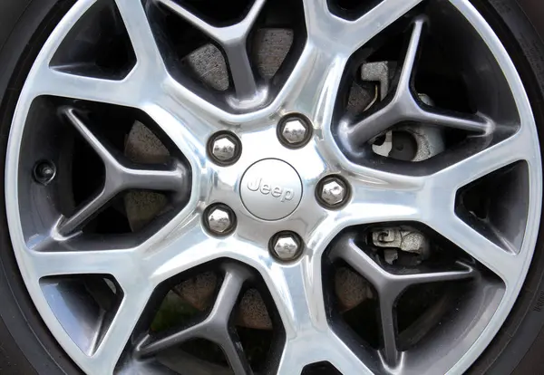 Vinnytsia, Ukrayna; 21 Mayıs 2025. Jeep Grand Cherokee tekerleği. Jip Grand Cherokee ön tekerleği fren diski ve kalibreli. Jeep Grand Cherokee hafif alaşımlı tekerlek.