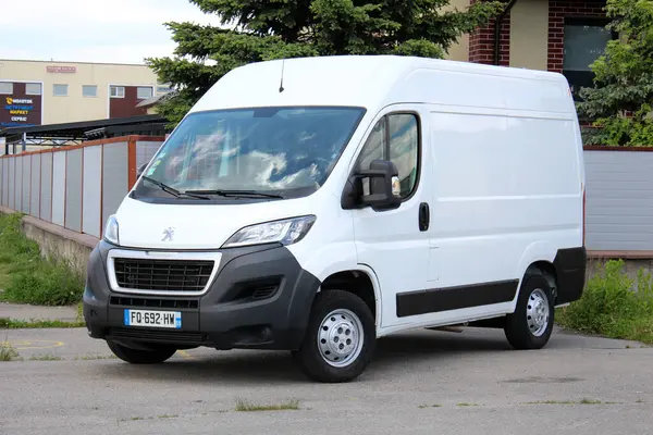 Vinnytsia, Ukrayna; 21 Mayıs 2025. Kargo van Peugeot Boxer 2022 şehir caddesinde. Hafif ticari araç Peugeot Boxer. Beyaz Peugeot Boksörü. Malların teslimatı. Sağ ön görünüm.