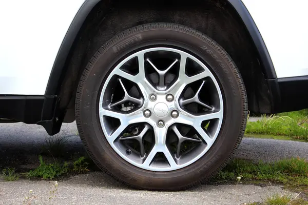 Vinnytsia, Ukrayna; 21 Mayıs 2025. Jeep Grand Cherokee tekerleği. Jip Grand Cherokee ön tekerleği fren diski ve kalibreli. Jeep Grand Cherokee hafif alaşımlı tekerlek.