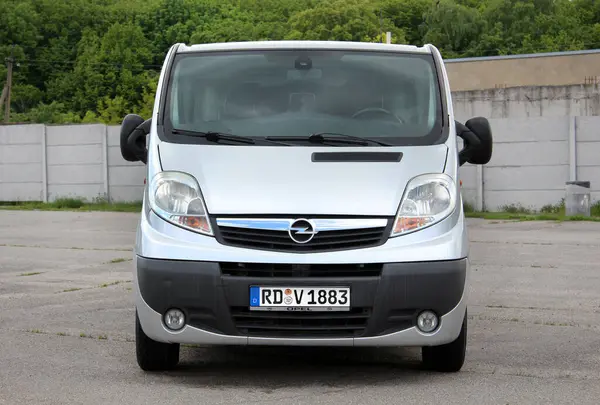 Vinnytsia, Ukrayna; 21 Mayıs 2025. Alman Yolcu Minivan Opel Vivaro şehir caddesinde. Otoparktaki Cargo Van Opel Vivaro. Gri Opel Vivaro. Sağ ön görünüm.