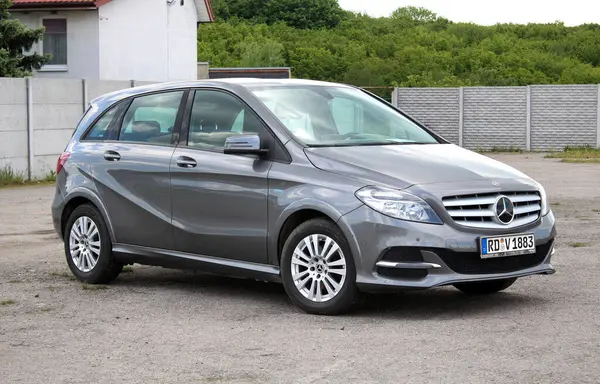 Vinnytsia, Ukrayna; 21 Mayıs 2025. Gri Mercedes-Benz B 200 2017 şehir caddesinde. Park yerindeki Mercedes-Benz B-Sınıfı küçük yönetici arabası. Sağ ön görünüm.