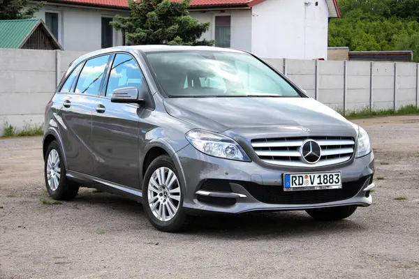 Vinnytsia, Ukrayna; 21 Mayıs 2025. Gri Mercedes-Benz B 200 2017 şehir caddesinde. Park yerindeki Mercedes-Benz B-Sınıfı küçük yönetici arabası. Ön görünüm.