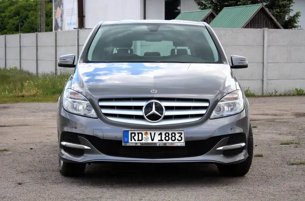 Vinnytsia, Ukrayna; 21 Mayıs 2025. Gri Mercedes-Benz B 200 2017 şehir caddesinde. Park yerindeki Mercedes-Benz B-Sınıfı küçük yönetici arabası. Ön görünüm.