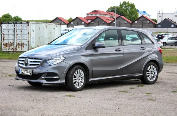 Vinnytsia, Ukrayna; 21 Mayıs 2025. Gri Mercedes-Benz B 200 2017 şehir caddesinde. Park yerindeki Mercedes-Benz B-Sınıfı küçük yönetici arabası. Ön sol görünüm.