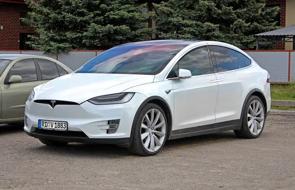 Vinnytsia, Ukrayna; 21 Mayıs 2025. White Tesla Model X şehir caddesinde. Yeni elektrikli araba Tesla Model X park yerinde. Lüks elektrikli arazi aracı Tesla Model X. Ön sol görünüm.