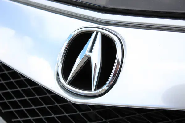 Vinnytsia, Ukrayna; 21 Mayıs 2025. Acura MDX logosu ve amblemi. Lüks SUV Acura MDX radyatör ızgarası. Crome Acura logosunu kapat. Araba kaputundaki Acura amblemini kapat.