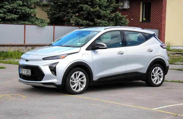 Vinnytsia, Ukrayna; 21 Mayıs 2025. Gri Chevrolet Bolt EV 2024 şehir caddesinde. Yeni elektrikli araba Chevrolet Bolt EV park yerinde. Ön sol görünüm.