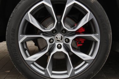 Vinnytsia, Ukrayna; 30 Ocak 2025. Skoda Alloy arka tekerleği. Skoda logosu araba alaşımlı tekerleğine yakın plan. Araba tekerleğinin ortasında Skoda amblemi var. Araç tekerleği fren ve yeni lastik yakın görünümü ile kenarda.. 