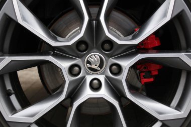 Vinnytsia, Ukrayna; 30 Ocak 2025. Skoda Alloy tekerleği. Skoda logosu araba alaşımlı tekerleğine yakın plan. Araba tekerleğinin ortasında Skoda amblemi var. Araç tekerleği fren ve yeni lastik yakın görünümü ile kenarda.. 