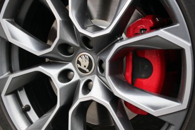 Vinnytsia, Ukrayna; 30 Ocak 2025. Skoda Alloy tekerleği. Skoda logosu araba alaşımlı tekerleğine yakın plan. Araba tekerleğinin ortasında Skoda amblemi var. Araç tekerleği fren ve yeni lastik yakın görünümü ile kenarda.. 