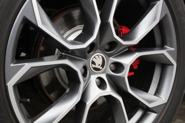 Vinnytsia, Ukrayna; 30 Ocak 2025. Skoda Alloy tekerleği. Skoda logosu araba alaşımlı tekerleğine yakın plan. Araba tekerleğinin ortasında Skoda amblemi var. Araç tekerleği fren ve yeni lastik yakın görünümü ile kenarda.. 