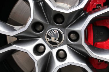 Vinnytsia, Ukrayna; 30 Ocak 2025. Skoda logosu bir araba alaşımlı tekerleğine yakın plan çekilmiş. Araba tekerleğinin ortasında Skoda amblemi var. Skoda Kodiaq Logosunu kapat. Skoda Kodiaq RS amblemi.