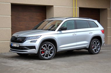 Vinnytsia, Ukrayna; 30 Ocak 2025. Grey Skoda Kodiaq RS şehir caddesinde. Spor SUV Skoda Kodiaq RS park yerinde. Ön sol görünüm.