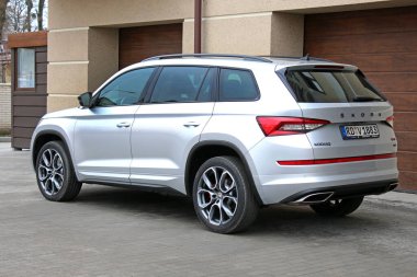 Vinnytsia, Ukrayna; 30 Ocak 2025. Grey Skoda Kodiaq RS şehir caddesinde. Spor SUV Skoda Kodiaq RS park yerinde. Arka görünüm.