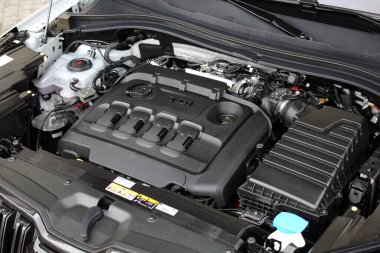 Vinnytsia, Ukrayna; 30 Ocak 2025. Skoda Kodiaq 2.0 TDI dizel motoru kapatın. Skoda motor koruması. Skoda Kodiaq motor parçaları. Dizel araba motor parçaları. Sol görünüm. 