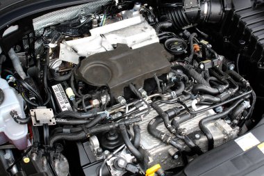 Vinnytsia, Ukrayna; 30 Ocak 2025. Skoda Kodiaq 2.0 TDI dizel motoru kapatın. Yakıt sistemi dizel motor. Tüpler, kablolar. Korunmasız Skoda motoru. Dizel araba motor parçaları. 