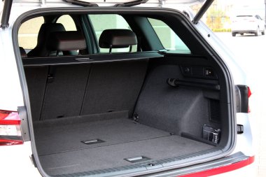 Depolama cepleri olan boş bir araba bagajı. Modern hatchback SUV araç açık kargo alanı. Otomobil bagajı bagaj için açık. Seyahat konsepti için hazırlık. Sol görünüm.