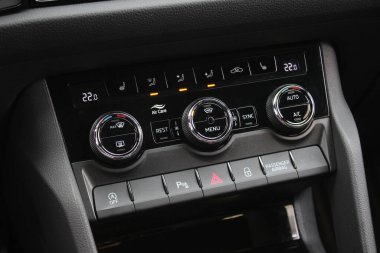 Yeni araba iklim kontrolleri. Araba havalandırma kontrolü. AC Sıcaklık Paneli. Çift Dijital İklim Kontrol Paneli. Araç klimasını açmak için düğmeler.