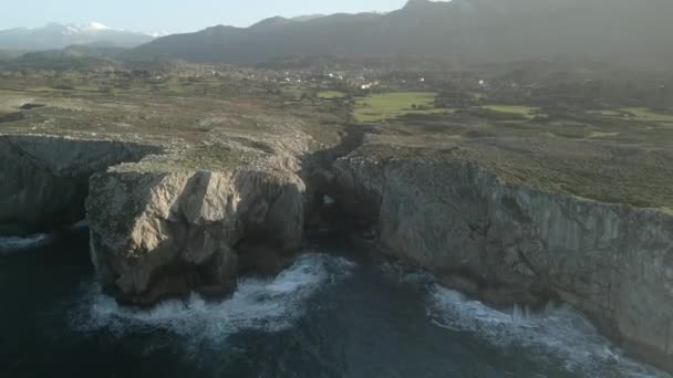 カンタブリア海のブフォーン カンタブリア海の海上崖の航空眺めは 岩と緑の牧草地と衝突するターコイズの水と共に 高品質の4K映像 — ストック動画