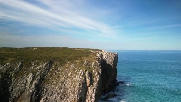 坎塔布里安海Bufones Pria海悬崖的空中景观 碧绿的海水与岩石和绿色草甸碰撞 高质量的4K镜头 — 图库视频影像
