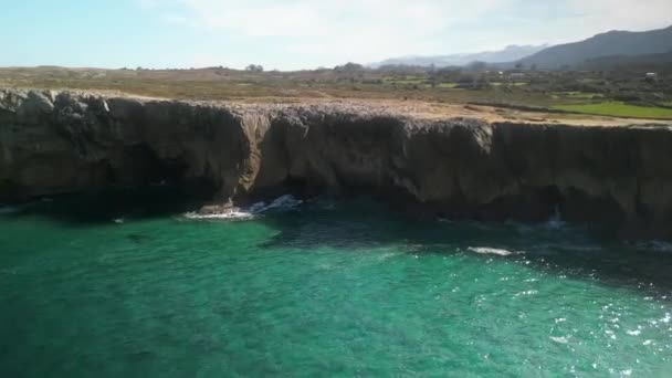 坎塔布里安海Bufones Pria海悬崖的空中景观 碧绿的海水与岩石和绿色草甸碰撞 高质量的4K镜头 — 图库视频影像