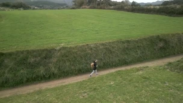 Άνθρωπος Περπατά Περπατά Κατά Μήκος Ενός Λακκοειδούς Μονοπατιού Στα Βουνά — Αρχείο Βίντεο