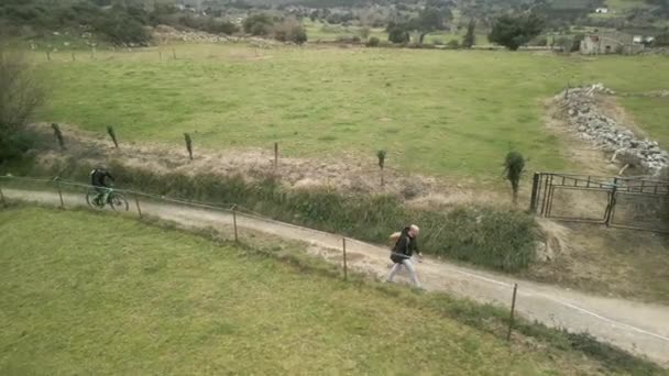 Homem Caminhando Longo Caminho Pudim Nas Montanhas Com Uma Mochila — Vídeo de Stock