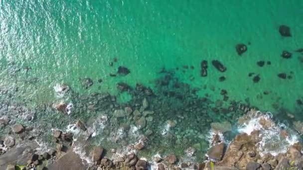 Uçurumun Havadan Görünüşü Denizin Turkuaz Sularına Batıyor Genel Görünüm Kayalık — Stok video