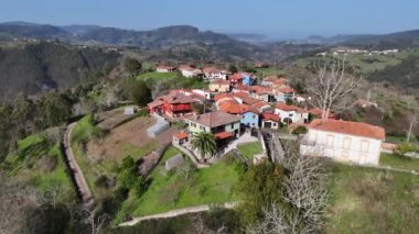 Arka planda bir Asturias kasabasının sağa döndüğü, bazı dağları ve Cantabrian Denizi 'ni gören 4k sineması.