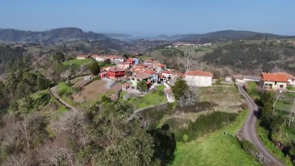 Veduta Aerea Drone Girando Destra Una Città Asturiana Vecchie Case — Video Stock